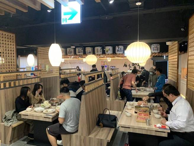 築間餐飲集團春節連假各餐廳人潮滿滿，餐飲業績年成長六成。圖／築間