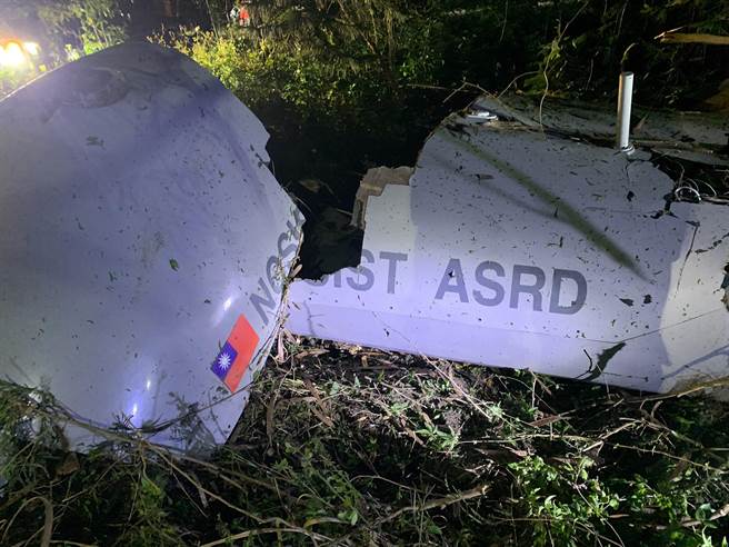 台东市活水湖附近18日晚间传出火警，现场杂草丛生，浓烟不断，经查是军方大型无人机坠落引发。（蔡旻妤摄）