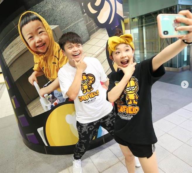 二伯和蔡阿嘎育友2子，一家人气火红。（图／翻摄自IG）
