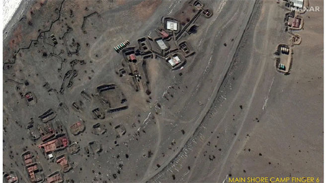 網路最新曝光的一組據稱由美國衛星拍攝的中印撤軍對比畫面顯示，班公湖旁的關鍵區域構築了營地與防禦工事。圖為營地與防禦工事拆除前的衛星照。（圖／微博）