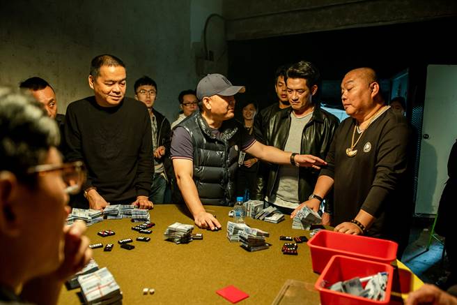 监制张威演拍电影着重「故事」，让《角头》系列电影票房屡创佳绩。（巧克丽娱乐提供）