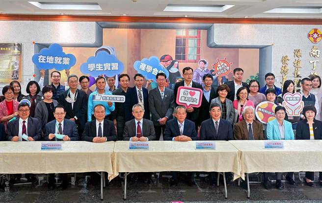 美和科技大學與屏東基督教醫院、枋寮醫院、寶建醫院3家醫院今簽訂合作意向書，提供學生每月1萬元的生活獎助學金，希望網羅護理生力軍。（潘建志攝）