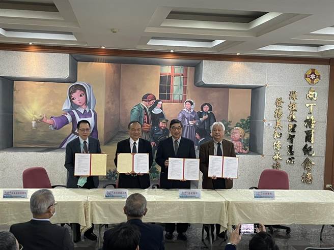 美和科技大學與屏東基督教醫院、枋寮醫院、寶建醫院3家醫院今簽訂合作意向書，提供學生每月1萬元的生活獎助學金，希望網羅護理生力軍。（潘建志攝）