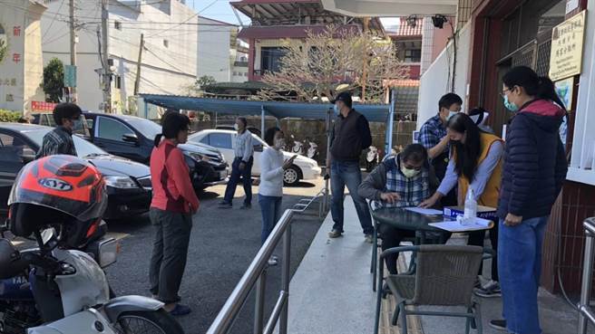 9日正式启用的玛家乡专五道路，今年春节8天申请入山人次达725人，是去年全年的快3倍，玛家分驻所加派人力帮民眾申请入山证。（内埔警分局提供／潘建志屏东传真）