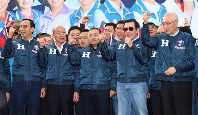 2019年，代表国民党出战2020的韩国瑜（左二），出席新北竞选总部成立大会，时任党主席的吴敦义（右）、前总统马英九（右二）、新北市长侯友宜（中）、前新北市长朱立伦（左）同台加油。（资料照／陈君玮摄）
