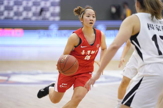 台师大徐诗涵带球突破，她在109学年UBA公开女一级6强复赛第一战攻下18分、6助攻、4篮板。（大专体总提供）