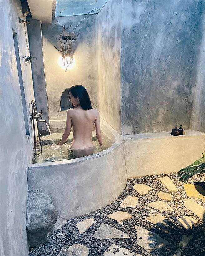 曾莞婷庆祝角头票房破亿，放送泡裸汤辣照福利。（图／翻摄自脸书）