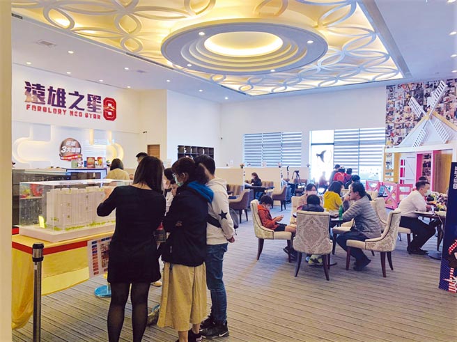 台中海线造镇大案「远雄之星」系列案，举办新春赏屋活动，春节连假吸引近300组家庭客参与。图／远雄提供