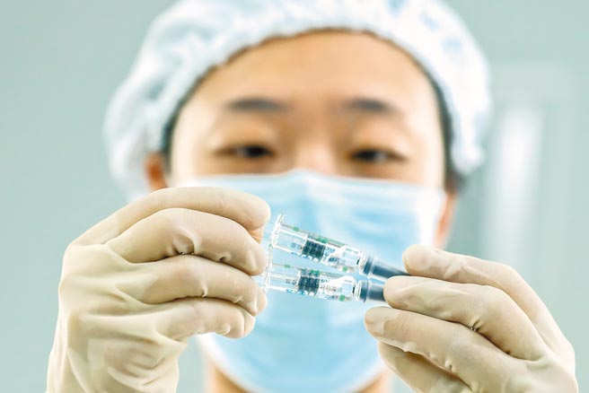 大陆国药集团新冠疫苗，已陆续出口世界各国。图为检查疫苗包装质量的画面。（新华社）