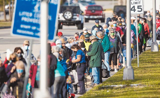 图则为美国民眾排队等待施打新冠疫苗。（路透）