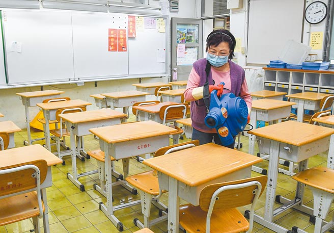新北市長侯友宜昨表示，希望台灣疫苗施打不要落後各國太久，地方會全力支持。圖為台北市大佳國小17日下午進行全校消毒，盼讓學童安心開學。（中央社）