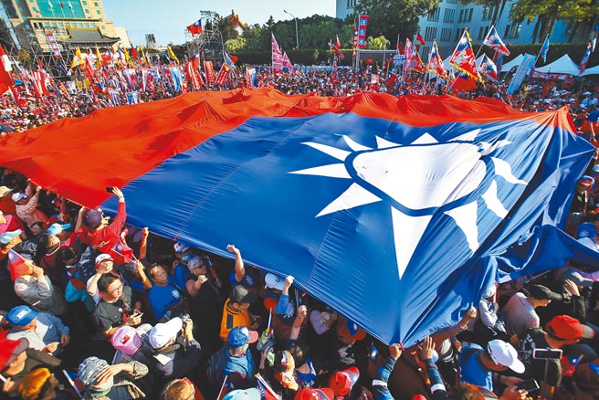 国民党预计在17日宣布总统徵召人选，部分支持者及党内人士也忧心将来团结问题。图为日前国民党举办凯道胜利晚会，现场有巨型国旗飘扬。（本报资料照片）