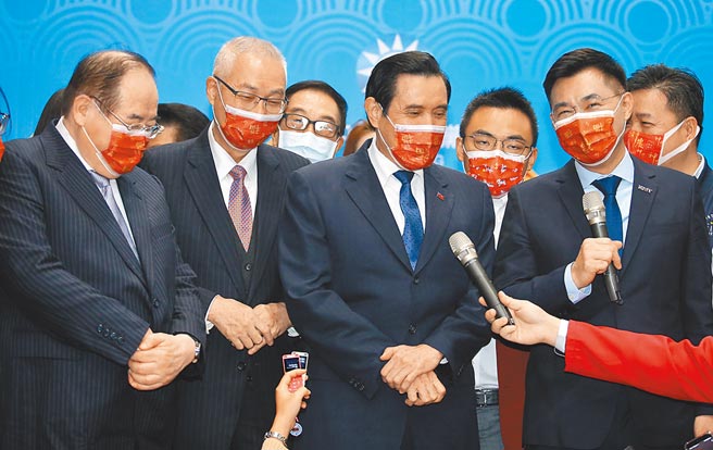 国民党中央17日举行团拜，对于媒体询问怎么看党内有7个人要选党主席？前总统马英九（右二）惊讶反问媒体「7个人要选？已经确定了吗？」、现任党主席江启臣（右）、前副总统吴敦义（左二）则在旁笑脸以对。（姚志平摄）