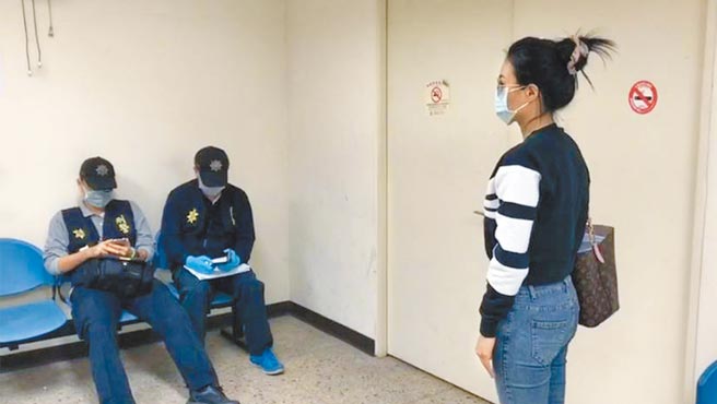 台南安平街头杀人案死者王姓男子的妻子（右），在检方相验时，希望司法厘清被害原因。（洪荣志摄）