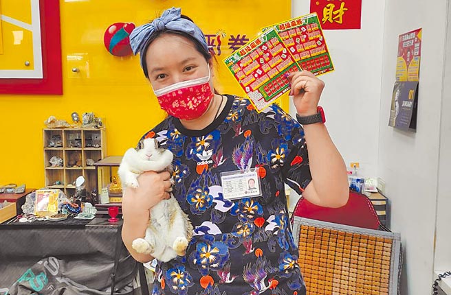 台中市「博赢乐透彩券行」在2月13日情人节前夕开出「超级麻将」刮刮乐500万元头奖，刮出头奖的当天，彩券行收养的这只兔子逃出笼子，似乎是预先报喜。（博赢乐透彩券行提供／冯惠宜台中传真）