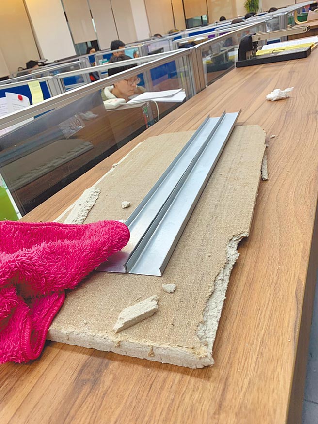 大龙新城内有公部门上班到一半，天花板掉落差点砸伤公务人员。（议员陈怡君提供／张薷台北传真）