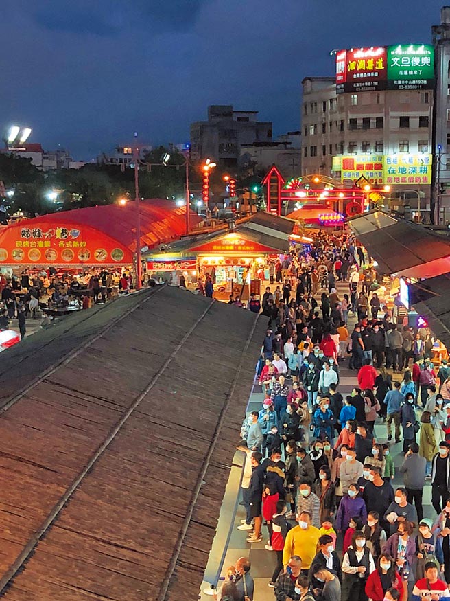 东大门夜市春节连假人潮爆量，不过配合防疫启动总量管制，入夜后，大门入口都出现排队等待的人龙。（花莲县府提供／王志伟花莲传真）