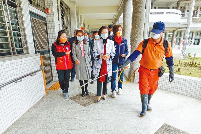 开学在即，宜兰县长林姿妙（右三）要求环保局与各乡镇市公所防疫消毒大队展开校园消毒作业，昨天前往员山国小视察消毒状况。（李忠一摄）
