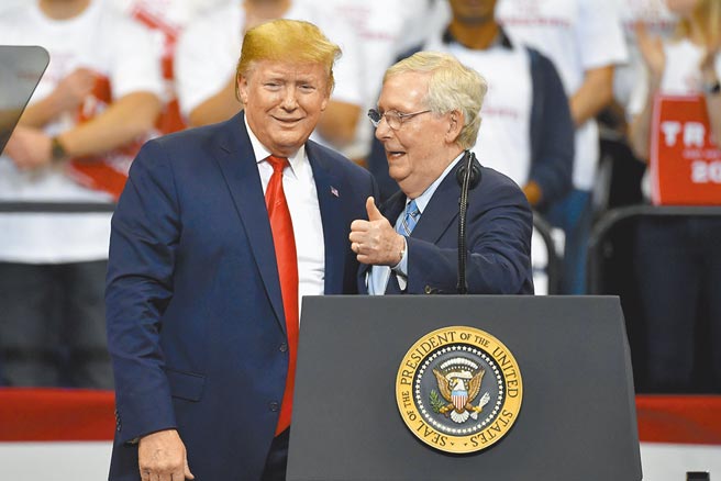 美國前總統川普（左）與參議院共和黨領袖麥康奈。（美聯社）