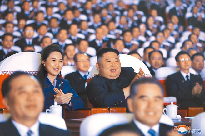 北韩领袖金正恩（中右）于16日金正日79岁冥寿当天，偕久未现身的夫人李雪主（中左）出席平壤万寿台艺术剧场观看纪念演出。李雪主此前已有一年一个月未公开露面。（美联社）