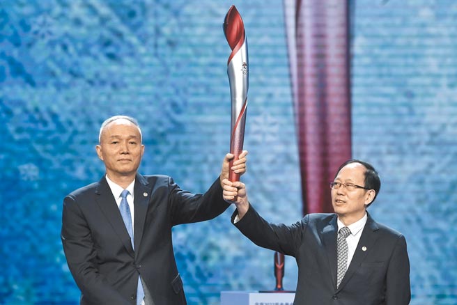 北京市委书记、北京冬奥组委主席蔡奇（左）与大陆国家体育总局局长、中国奥委会主席、北京冬奥组委执行主席苟仲文4日展示2022冬奥会火炬。（中新社）