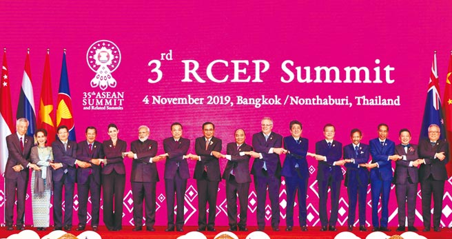 去年11月15日，受到疫情影响，第四次「区域全面经济伙伴协定(RCEP)」领导人会议以视讯方式，签署RCEP。图为2019年在泰国曼谷的第三次会议。  （中新社）