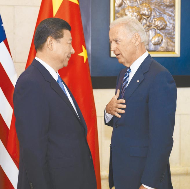美国总统拜登（右）透露向中国国家主席习近平（左）关切中国人权问题。图为2011年两人于北京会面。（新华社）