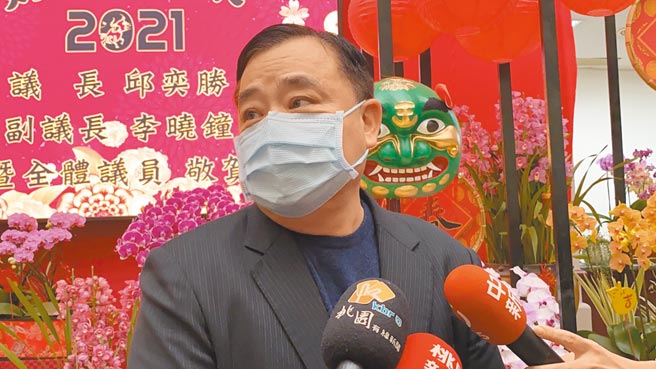 桃园市议会议长邱奕胜17日开工团拜仍未松口宣布参选下届桃园市长，强调自己是党部主委，将尊重党的机制和初选提名办法。（蔡依珍摄）