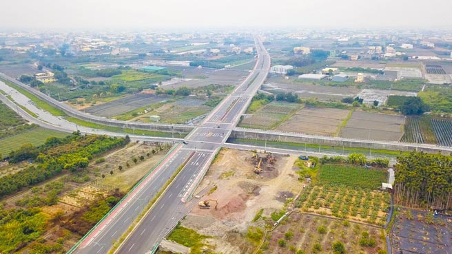 彰縣府闢建東彰道路，中段已經通車，北段拚2024年通車，南延段最後一哩路也突破瓶頸，交通部日前核定補助經費，今年6月將動工，整線通車後能提升區域路網服務功能，紓解國道1號和台1線車潮。（彰化縣政府提供／吳敏菁彰化傳真）