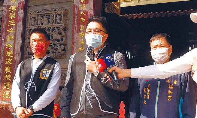 删Q总部发言人杨文元（中）17日下午在大里区里长郑伯其（左）陪同下，前往雾峰福新宫新春祈福向玄天上帝祈福拜年，指出人在做天在看，神明不会保佑赞成莱猪进口的立委。（黄国峰摄）