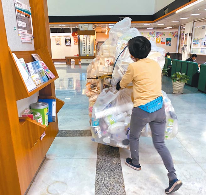 春节连假后首日上班，清洁人员清运嘉义市政府累积的大批资收物。（廖素慧摄）