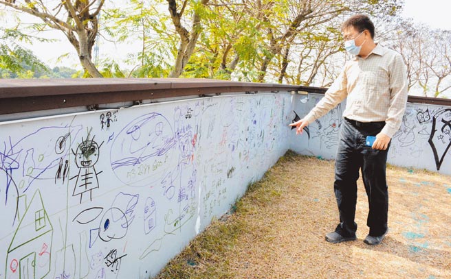 赶在农历春节前开放的屏东县民公园，年假后却发现建筑墙面遭到恣意涂鸦。（林和生摄）