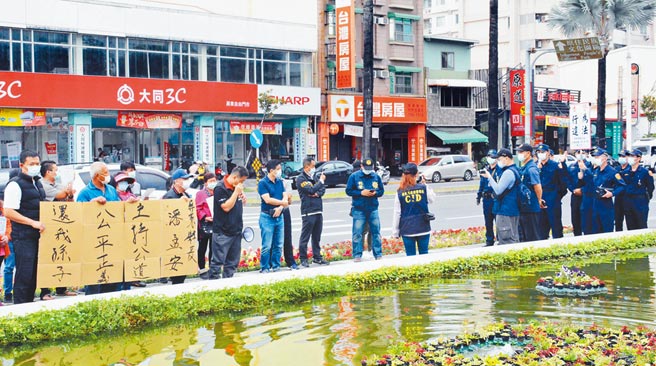 受虐男童家属不满安置计画，包车至屏县府前陈情，为避免衝突，警方预置警力因应。（林和生摄）