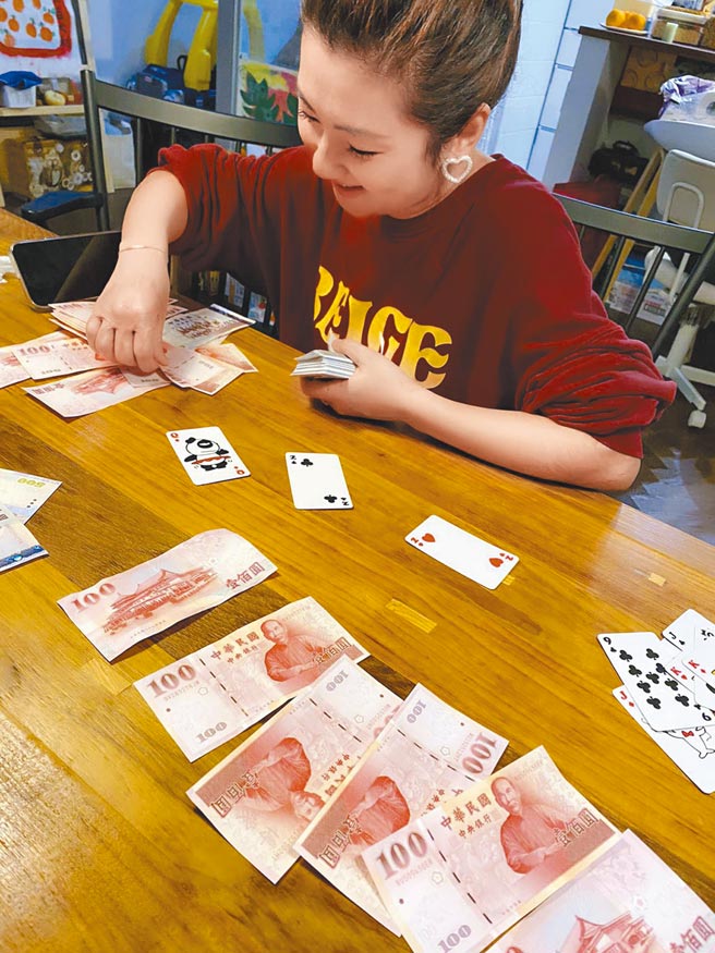 Selina过年期间与朋友玩「射龙门」开心赢钱。（摘自脸书）