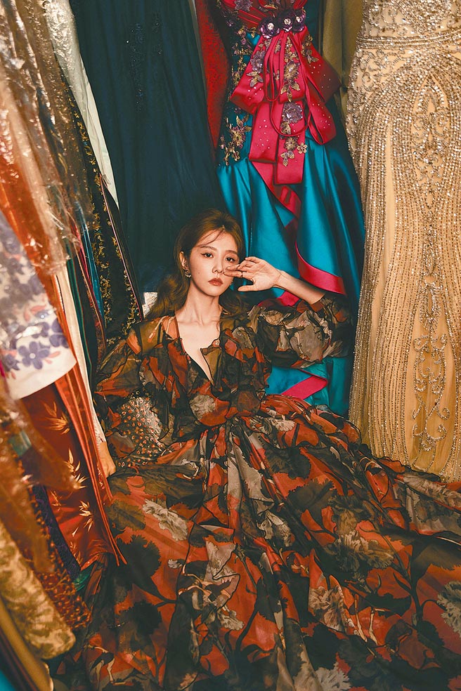 邵雨薇在个人数位杂志《Venus》展现不同面貌。（多曼尼提供）