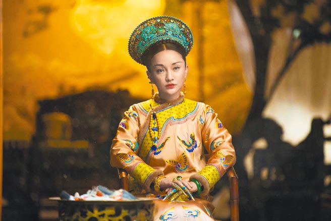 周迅拍完《如懿传》，将戏服带回家收藏。（中天娱乐台提供）