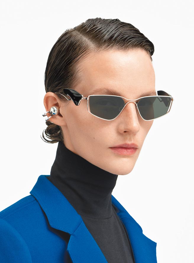 韩系潮牌GENTLE MONSTER主打小框墨镜，充满未来前卫感，让人联想到《骇客任务》中基努李维的酷帅造型。（GENTLE MONSTER提供)