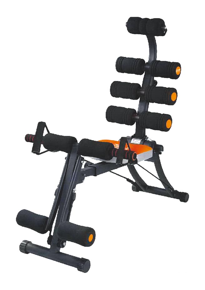 家乐福「辉叶全功能仰卧健身机」，人体工学泡棉托颈设计，全机体重磅钢骨架，原价3280元、特价1999元。（家乐福提供）