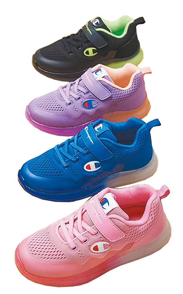 家乐福「儿童慢跑鞋」，尺寸19至24cm，每双原价990元、特价788元。（家乐福提供）