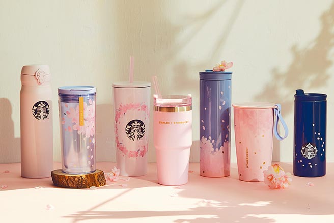 星巴克將於明（19日）推出最受期待的櫻花商品系列，整體色系運用大量的粉色，點綴帶點神祕的藍紫色。（星巴克提供）