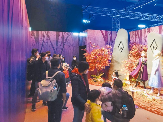 新光三越台北信義新天地A11 3月1日前舉辦「FROZEN冰雪奇緣夢幻特展」，春節期間吸引親子客。（新光三越提供）