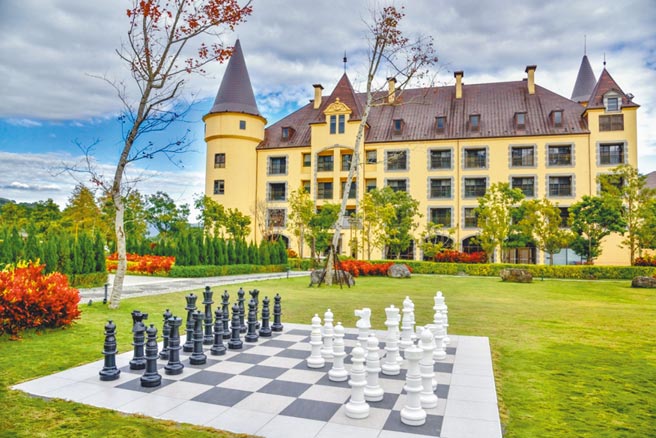 瑞穗天合國際觀光酒店戶外花園搭配美劇《后翼棄兵》打造西洋棋造景。（瑞穗天合提供）