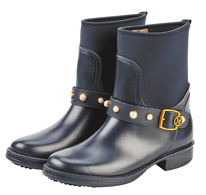 統一時代百貨台北店的Viina珍珠造型雨靴，原價4980元，特價990元。（統一時代百貨提供）