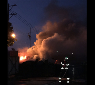 屏東里港工業區工廠大火  濃煙猛竄、嗆鼻異味擴散  