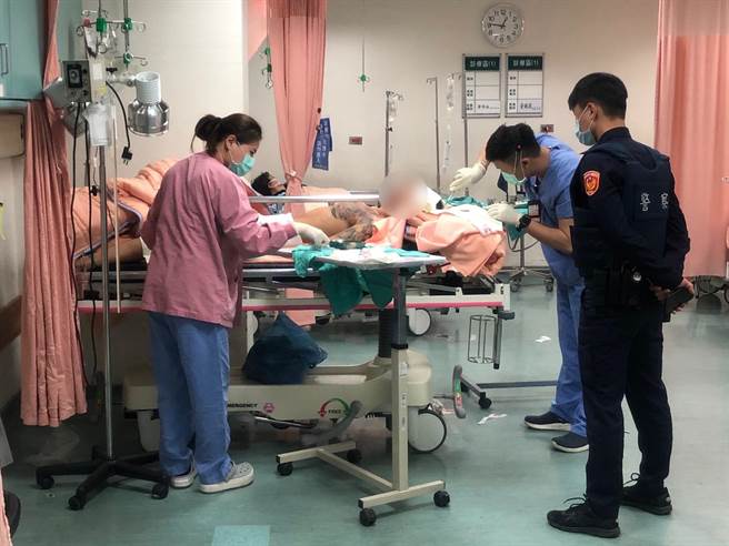 湯姓男子持槍恐嚇取財，反遭店家毆打成傷，警方獲報後將湯男送醫救治。（讀者提供／劉秀芬台南傳真）