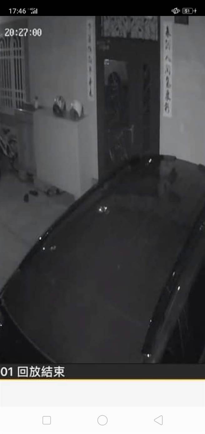 朋友妈妈看到监视器画面出现一个长髮女鬼，死盯着镜头看，吓到不敢回家，事后才知道只是白色轮胎倒影。(图／爆废公社公开版)