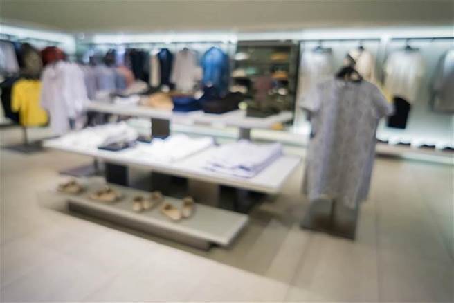 不少民眾轉向網路購物，取代前往實體店消費，卻也因為沒試穿鬧出笑話。(示意圖／達志影像)