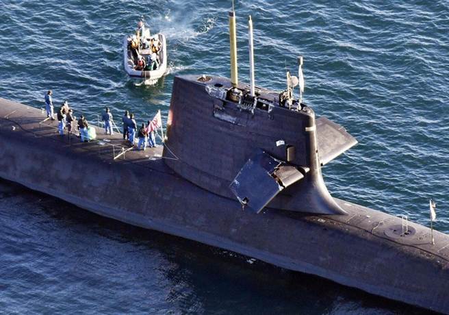 日本海上自卫队苍龙级潜舰上浮时撞上香港籍货轮，引起国际关注亚太地区各国潜舰日益频繁的活动。（图／日本电视画面截图）