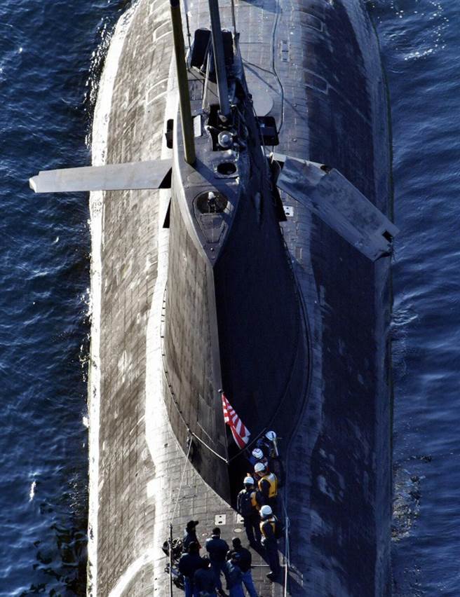 日本苍龙级潜艇在四国岛附近上浮时撞上香港货轮，造成通讯设备损坏、中央升降舵折断、舰桥受损，还被迫航行到手机讯号可及之处才成功传出受损讯息。（图／新浪网）