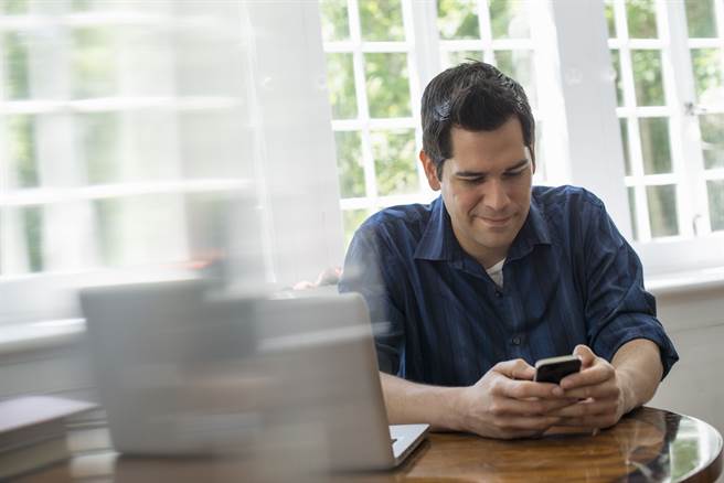 男子騙父母考上台大碩士、博士，並稱學成歸國後擔任台大副教授，遭父母指控拿取生活費、學費高達上千萬。（示意圖/Shutterstock提供）